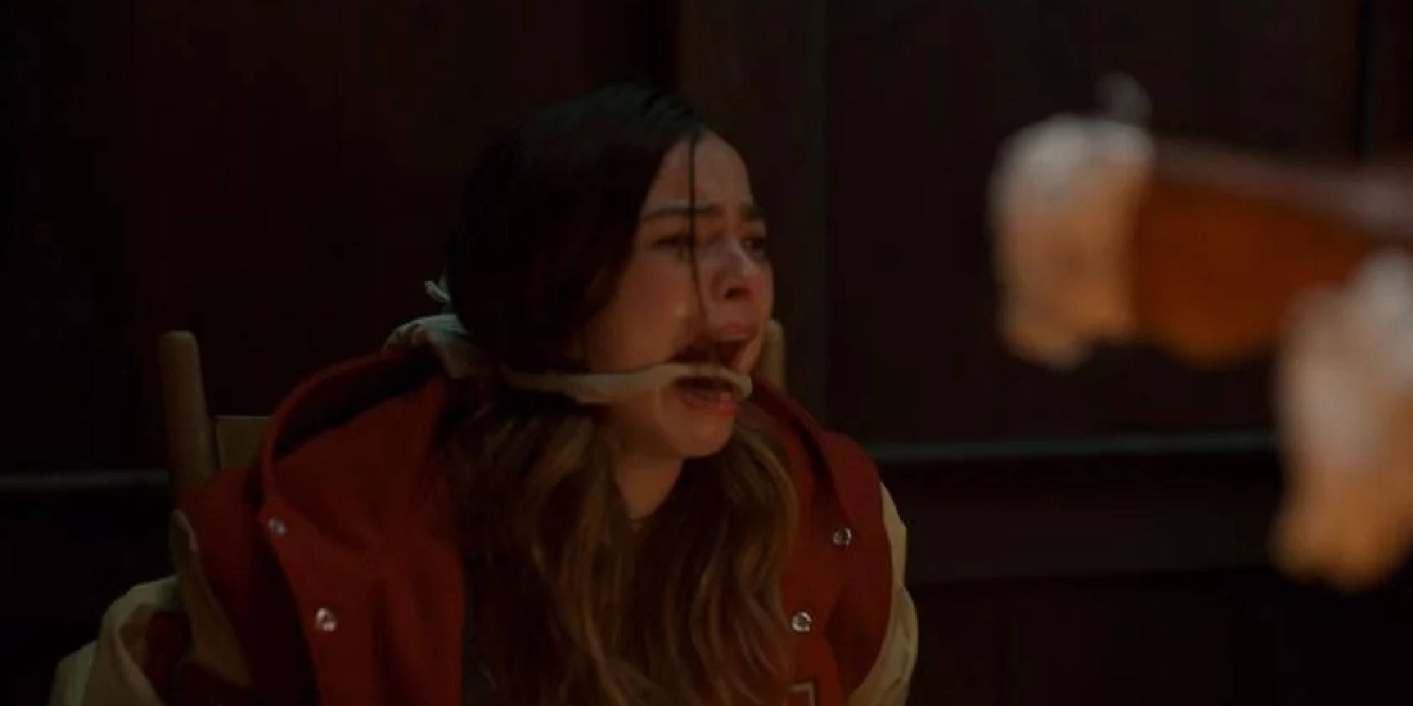 Эдисон Рей, кричащая Габи в "День благодарения"