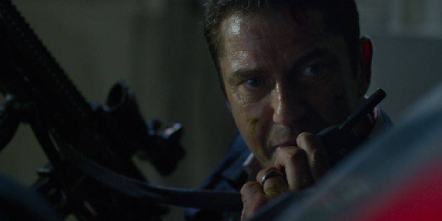 Джерард Батлер в роли Майка Бэннинга, разговаривающий по рации в фильме *Olympus Has Fallen*