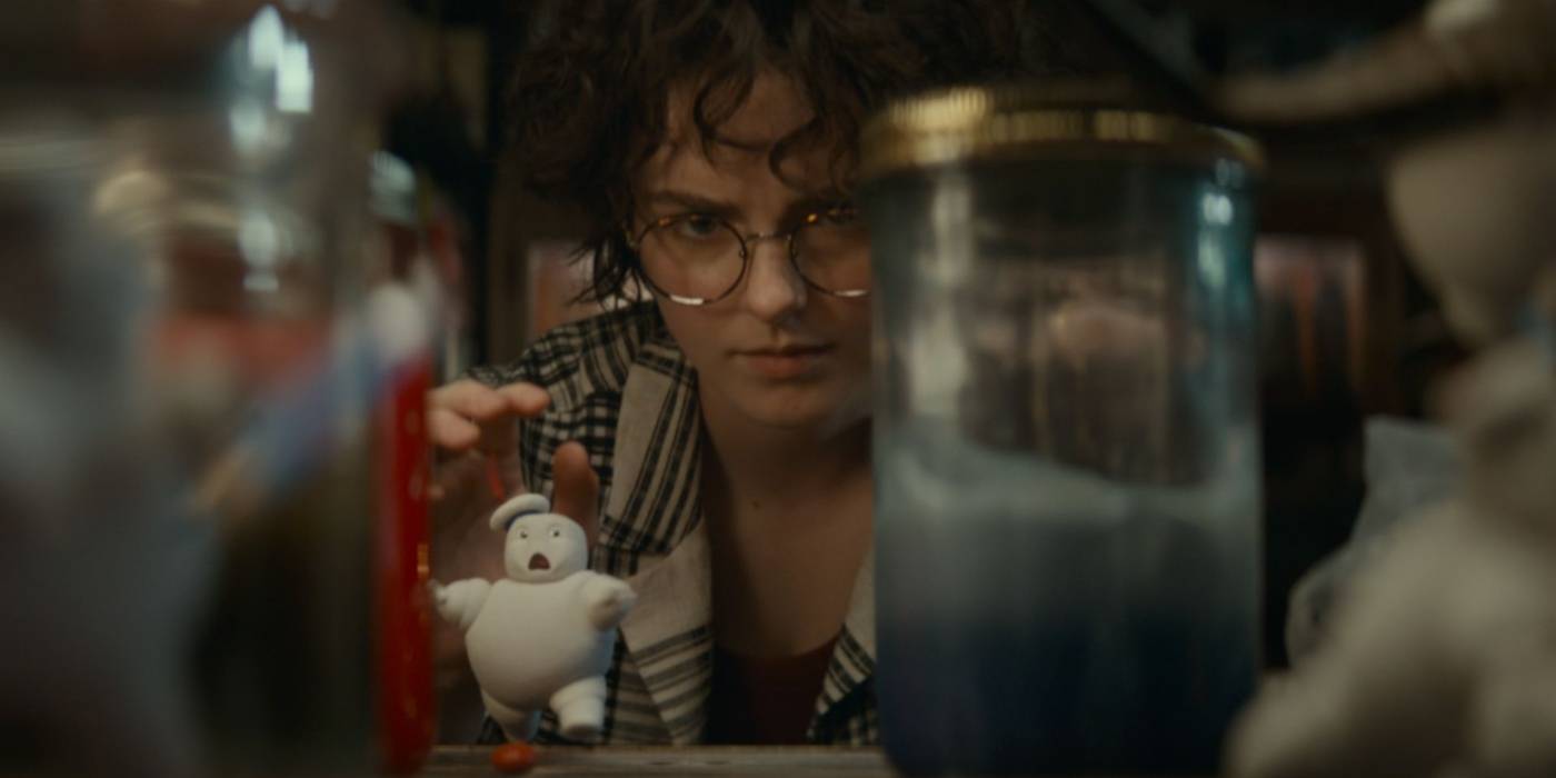 Фёби наблюдает за мармеладными человечками Stay-Puft в фильме "Призрачный тыл: Замороженный Империя"