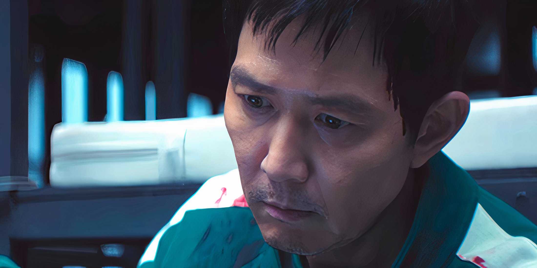 Ги-Хун смотрит вниз и выглядит побежденным в 3 сезоне "Squid Game", 1 эпизод