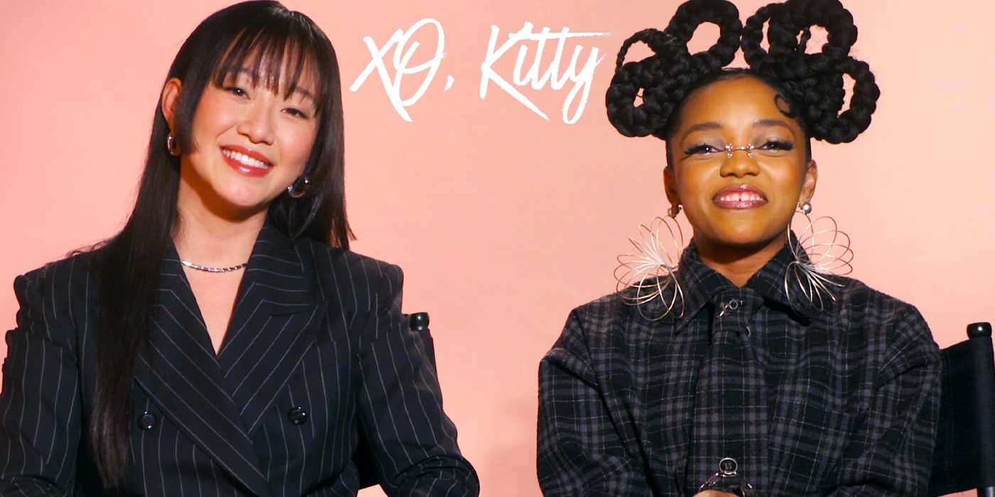 Гья Ким и Реган Алиях Деннис-Джонс улыбаются во время интервью для второго сезона XO Kitty