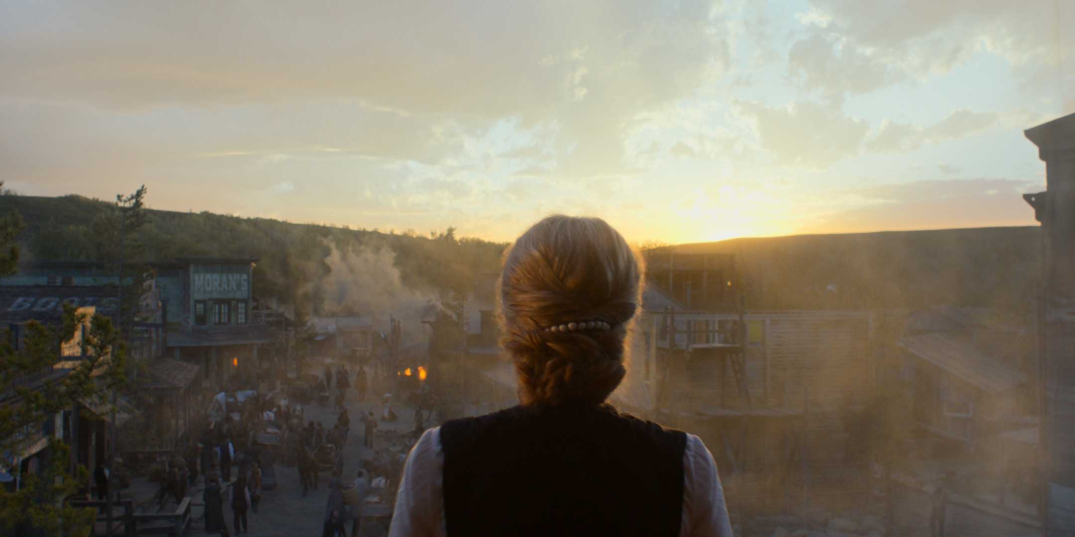 Джиллиан Андерсон со спиной к камере, глядя на небольшой городок, в роли Констанс Ван Нэсс в 101-й серии сериала "The Abandons" на Netflix (1)