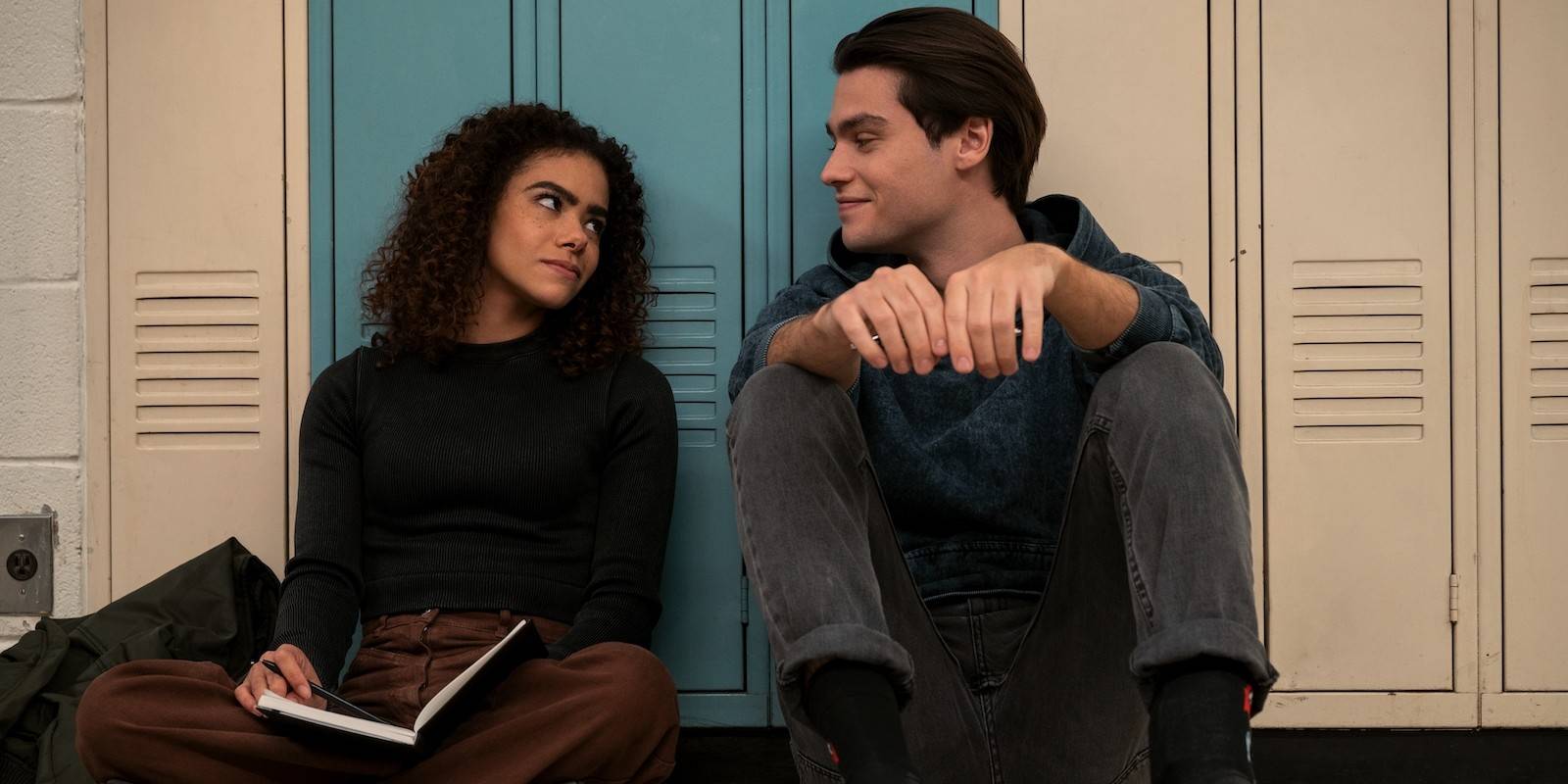 Джинни и Маркус в 2 сезоне сериала "Джинни & Джорджия" сидят вместе