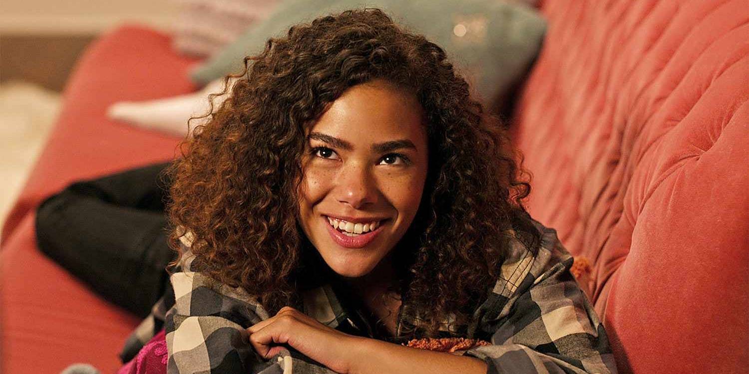 Джинни (Антониа Гентри) улыбается в сериале "Джинни & Джорджия"