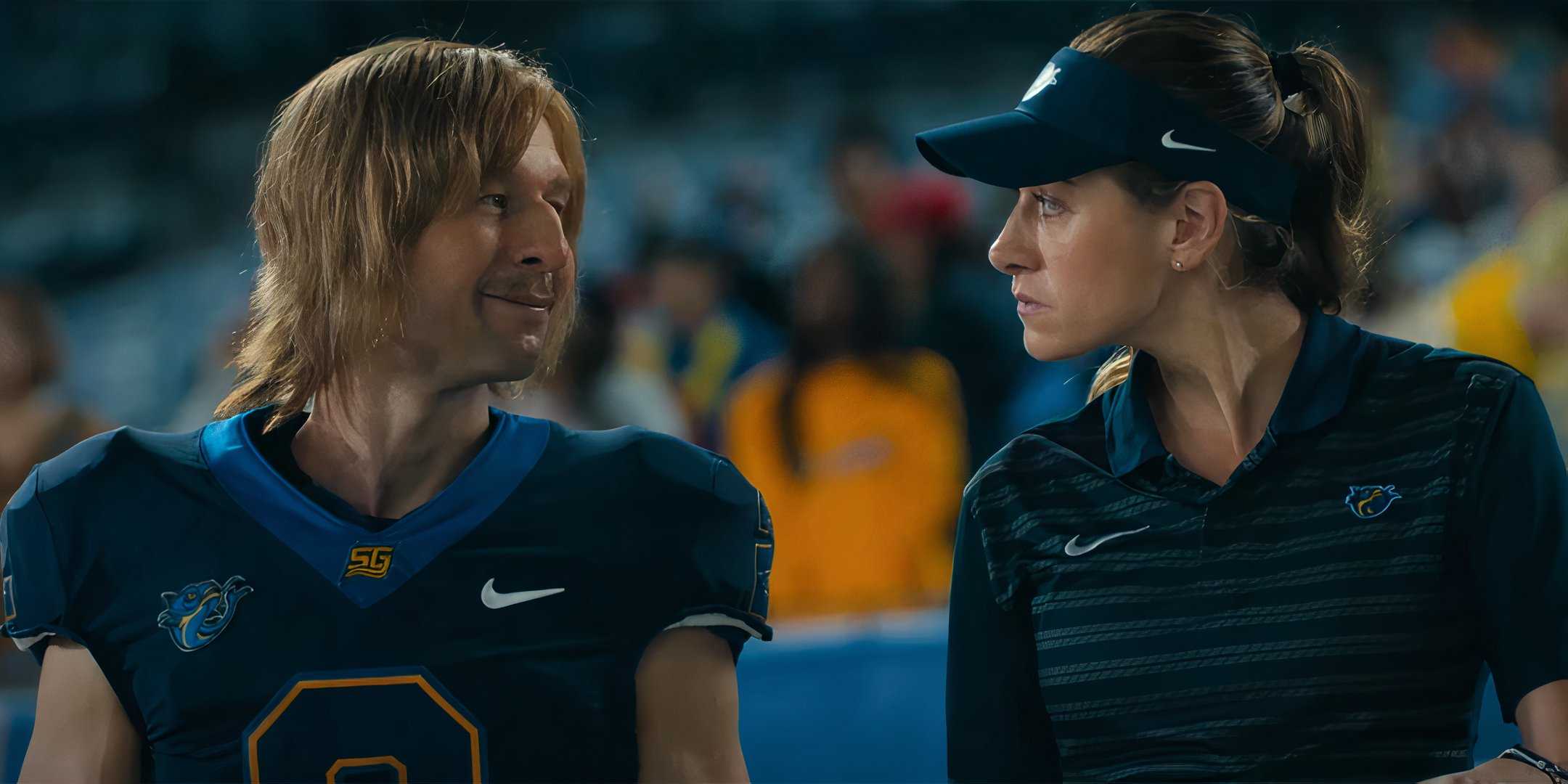 Улыбающийся Чэд (Глен Поуэлл) смотрит на Рики (Перри Мэтфелд) на скамейке запасных в *Chad Powers*