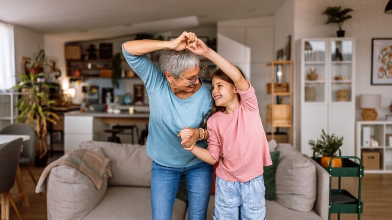 Почему у некоторых 80-летних остаются острый ум и память — объясняют ученые