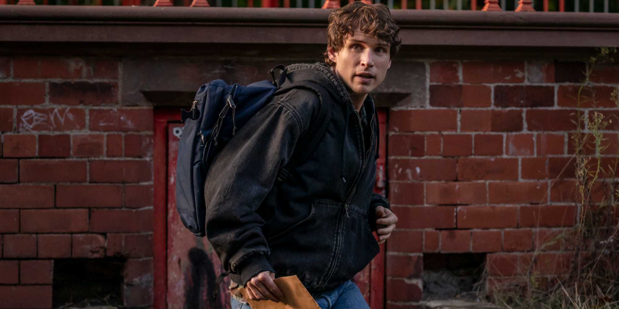 Человек, несущий конверт и носящий рюкзак в Таламаска: Тайное Общество