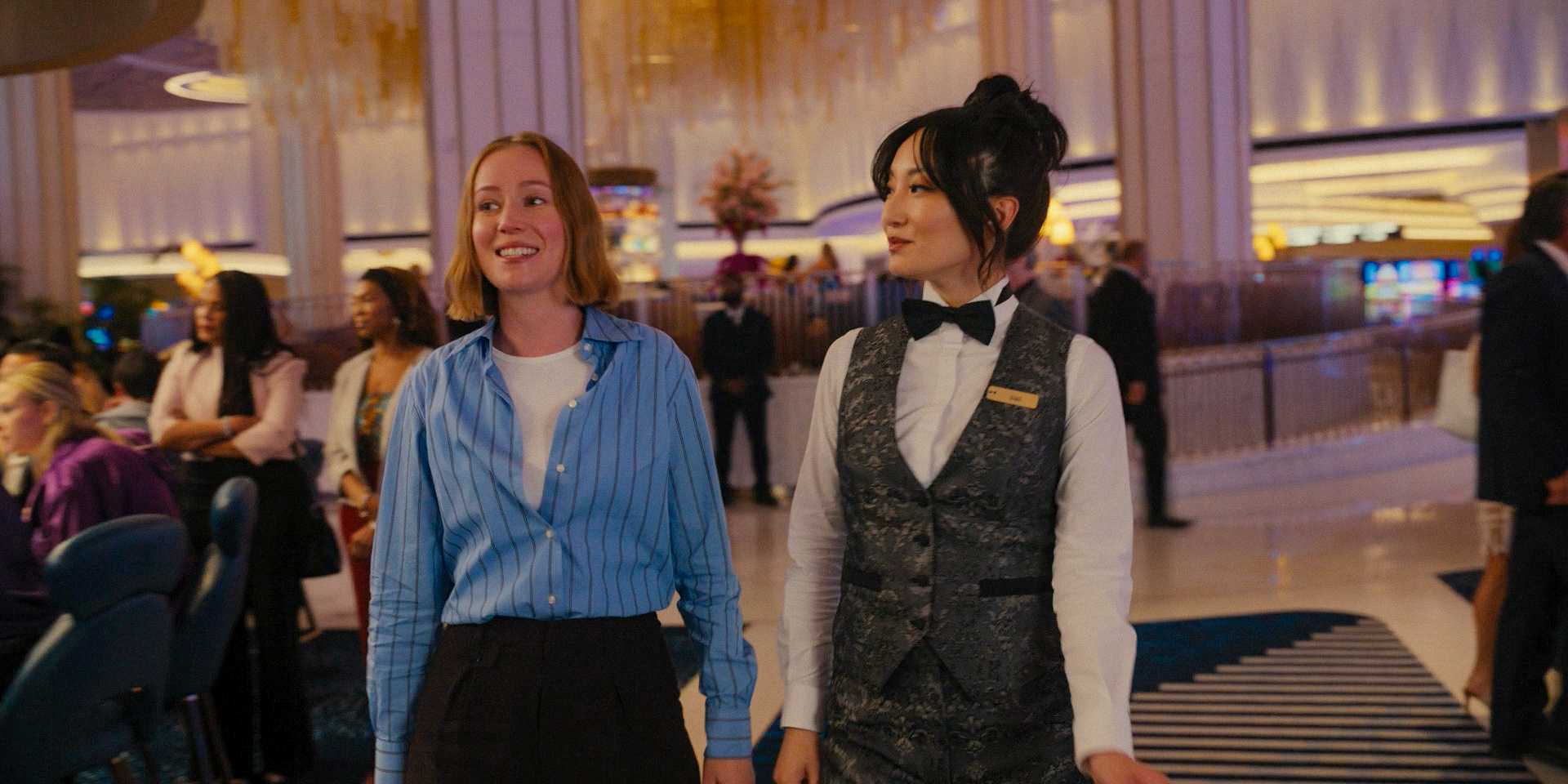 Кики (Поппи Ли) и Эва Дэниелс (Ханна Эйнбиндер) разговаривают в 4 сезоне сериала "Hacks", эпизод 3