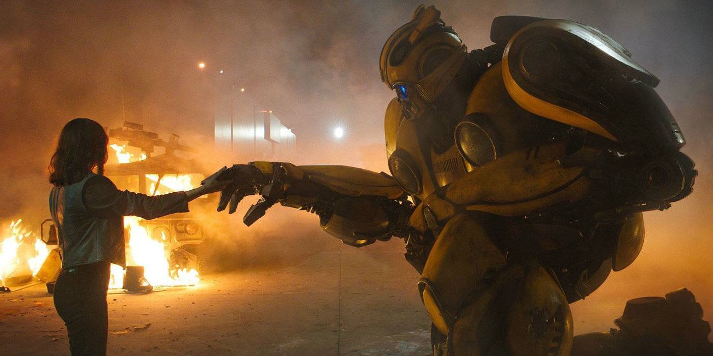 Хайли Стефанд и Би, касающиеся рук в фильме "Bumblebee"