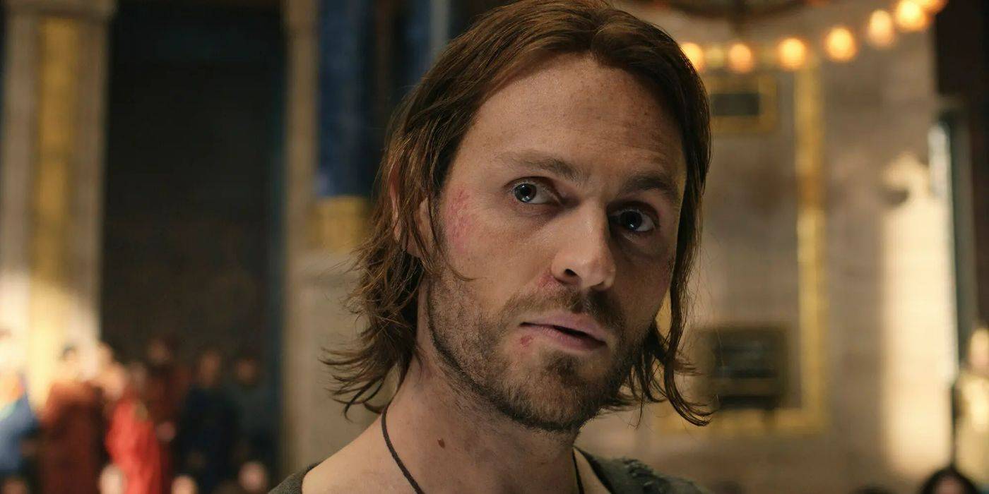 Халбранд, серьезно смотрящий