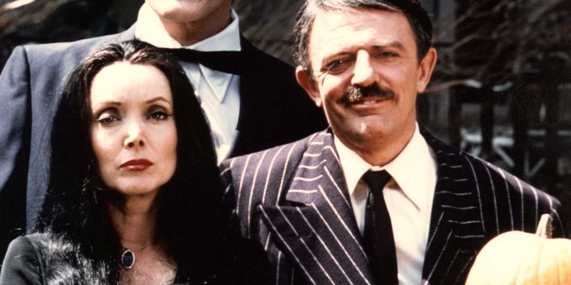 Гомес держит тыкву, позируя для семейной фотографии с Мортисией и Лерчем в "Хэллоуин с новой семьей Аддамс"