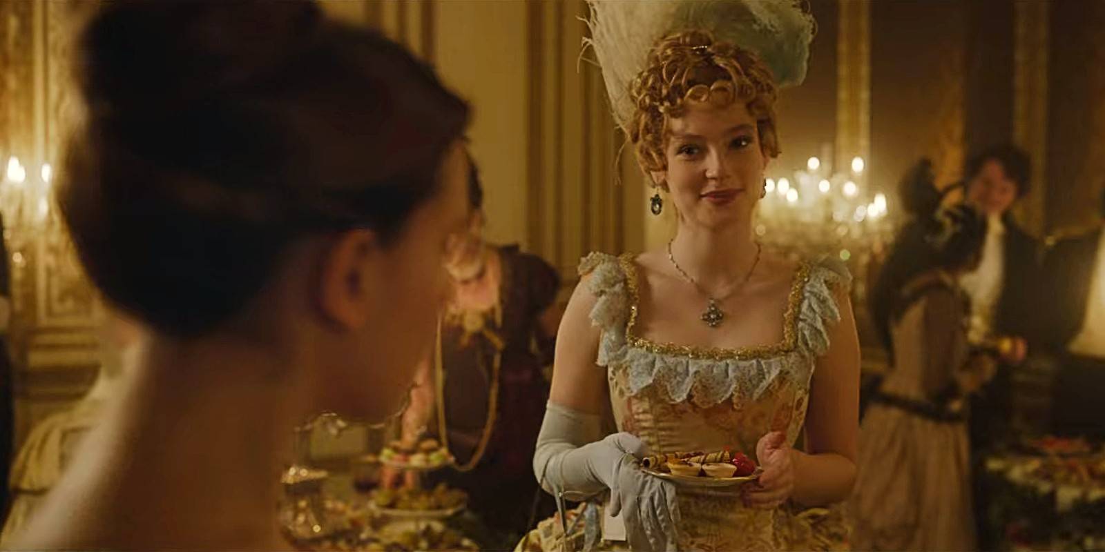 Хэнан Додд в роли мисс Сисел в "Энола Холмс 2"