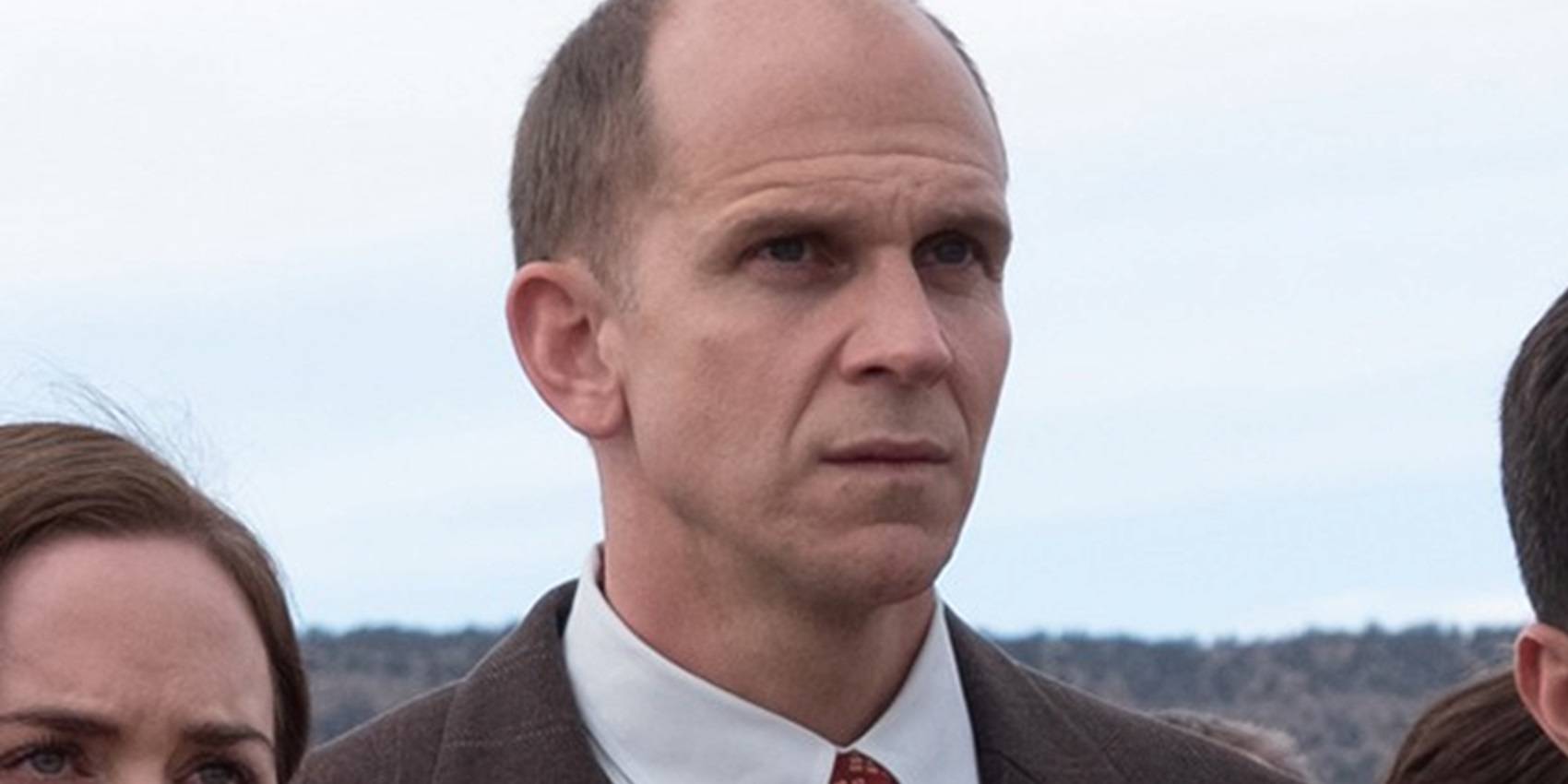 Ганс, выглядящий обеспокоенным в "Оппенгеймере"