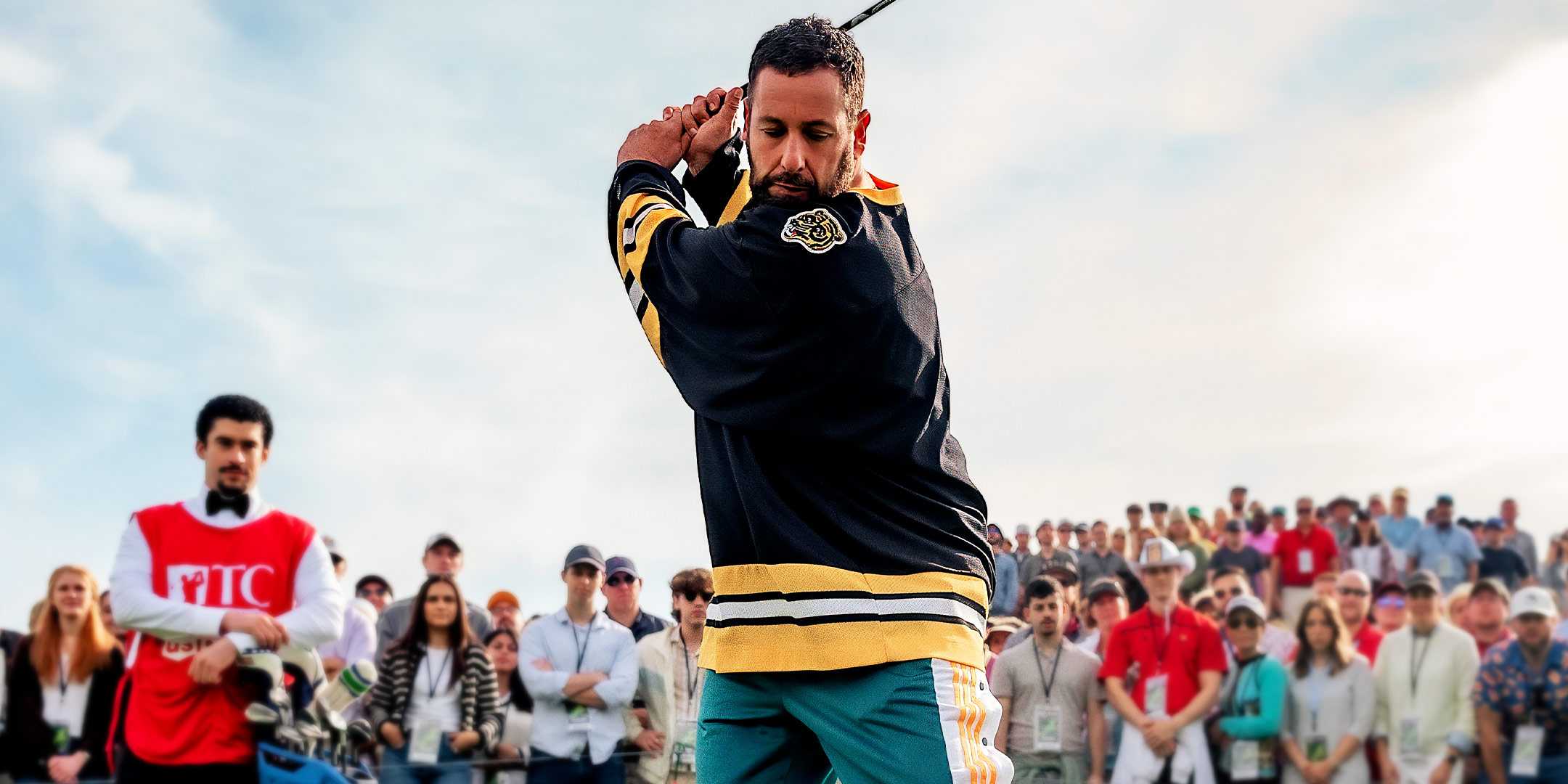 Адам Сандлер, играющий в гольф в "Happy Gilmore 2"