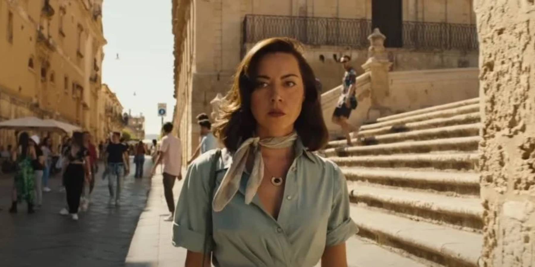 Харпер Спайлер бродит по улицам Ното в The White Lotus, 2 сезон.