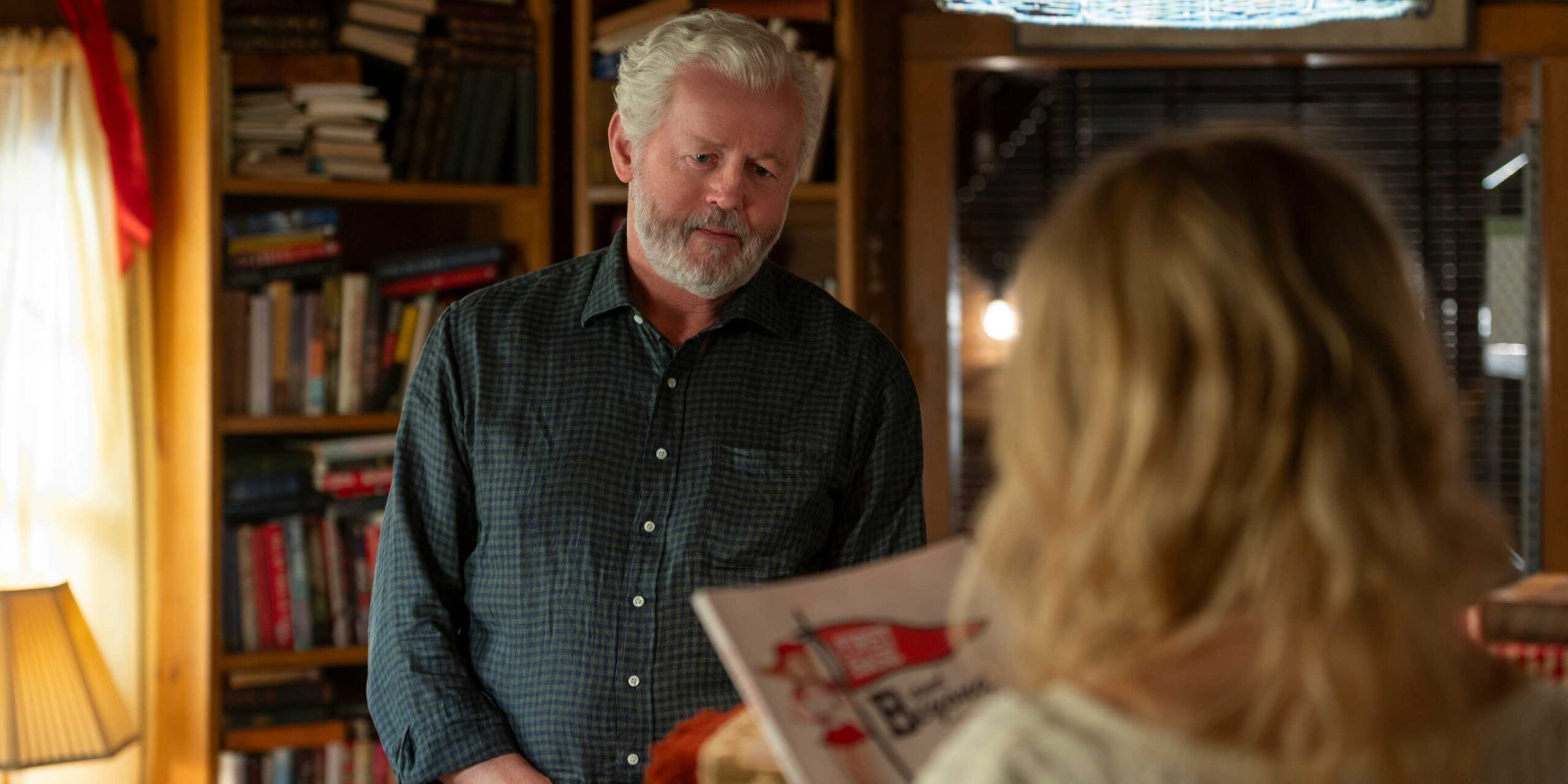 Харрис наблюдает за Каден в "We Were Liars"