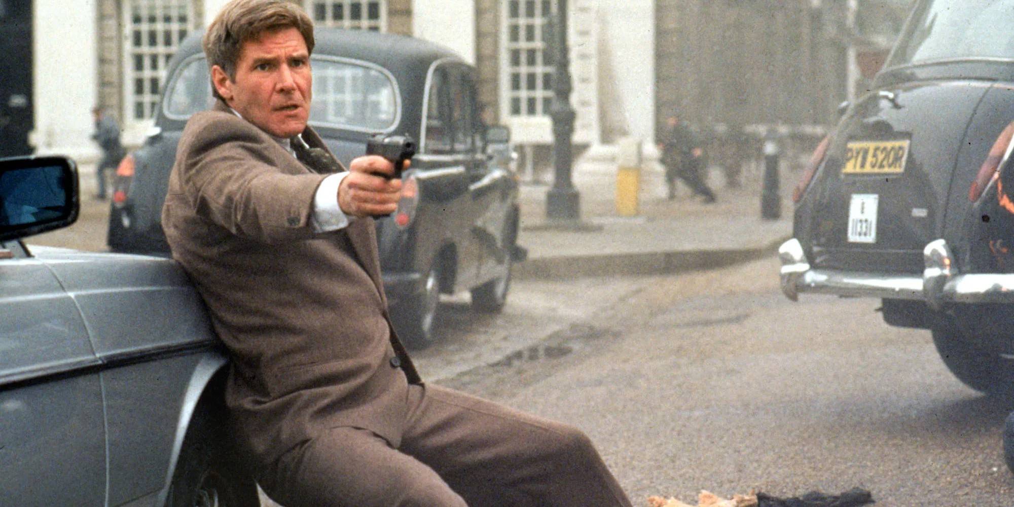 Гэри Форд в роли Джека Райана с оружием в фильме Patriot Games