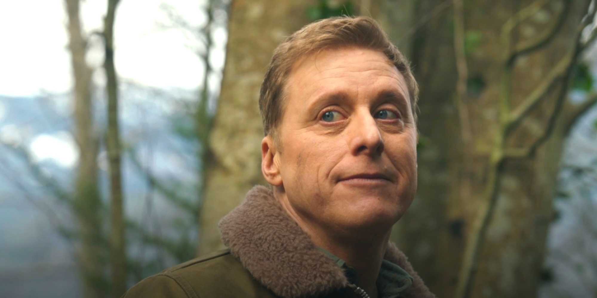 Гэри, немного виновато оглядывающийся, в 6-м эпизоде 4-го сезона Resident Alien