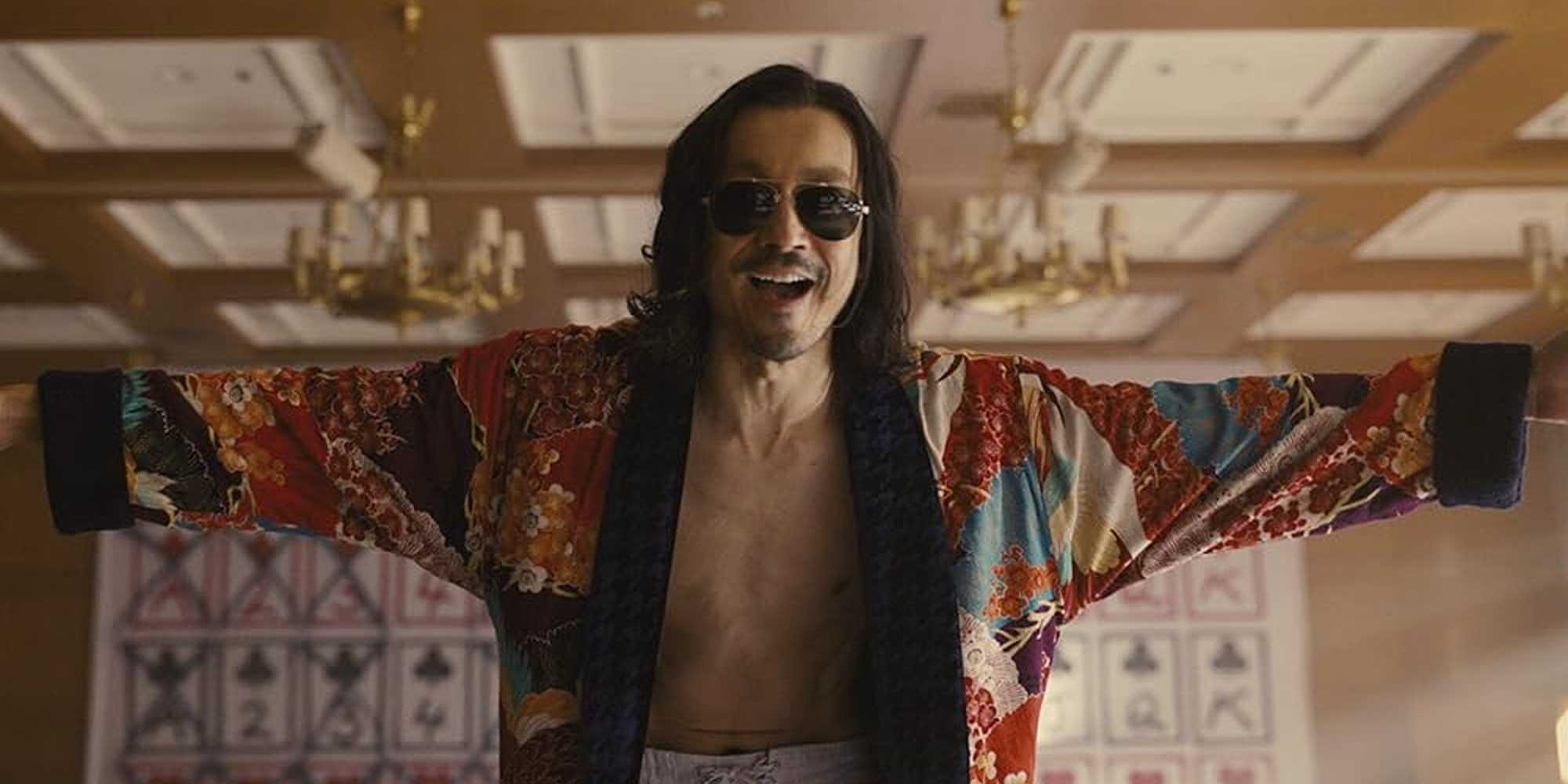 Шляпник с вытянутыми руками в Alice in Borderland