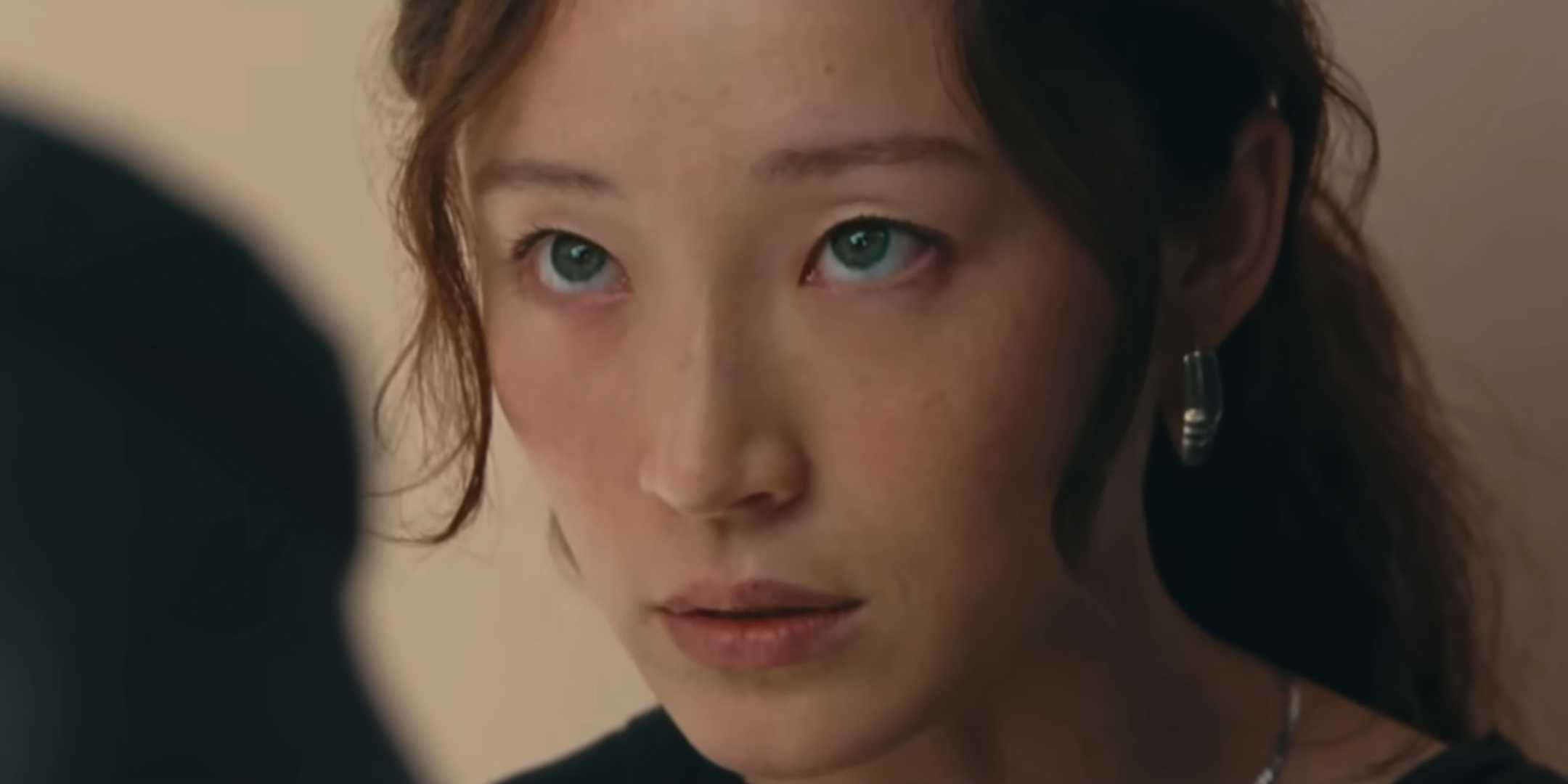 Havana Rose Liu в роли Шай, серьезно смотрящей на Мэттью в Lurker