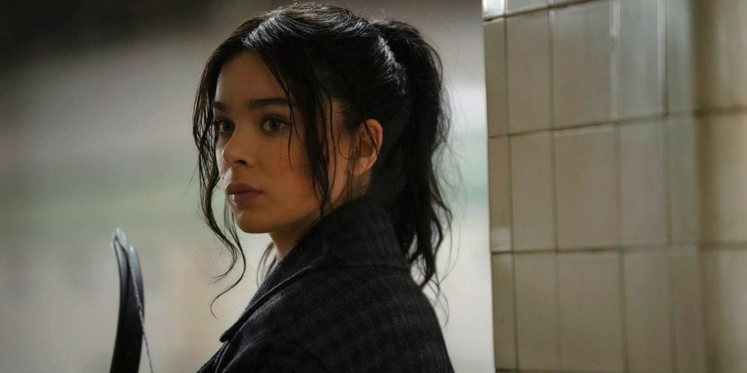 Кейт Бисп (Хайли Стефандл) в серьезном выражении в фильме *Hawkeye*