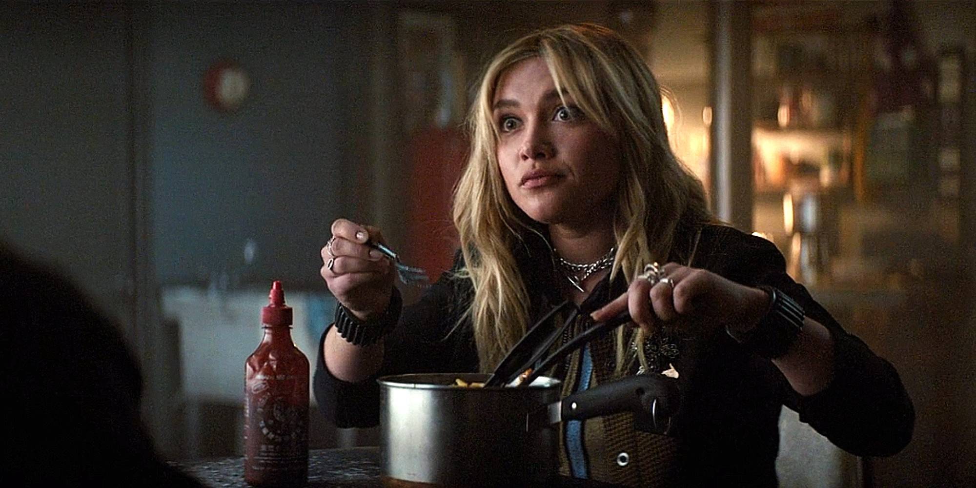 Елена Белова ест макароны с сыром из кастрюли в «Хейвей».