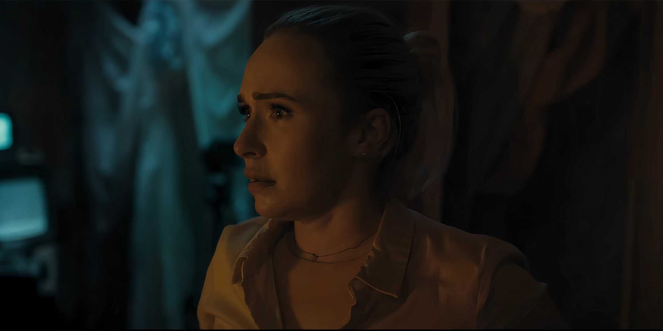 Хейден Панеттьери в роли Джак, беспокоясь в доме во время *Amber Alert*