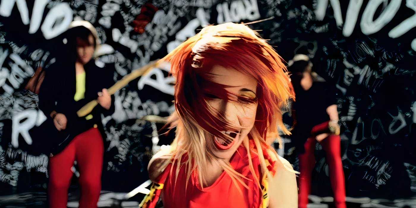 Хейли Уильямс поет в музыкальном видео "Misery Business" группы Paramore