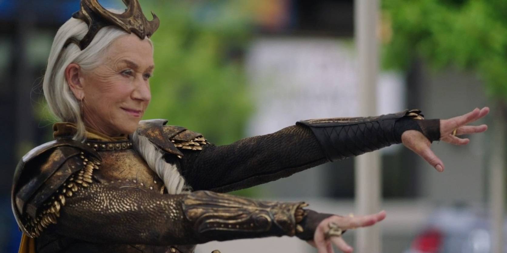 Хелен Миррен в роли Хесперы, держащей руки в *Shazam Fury of the Gods*