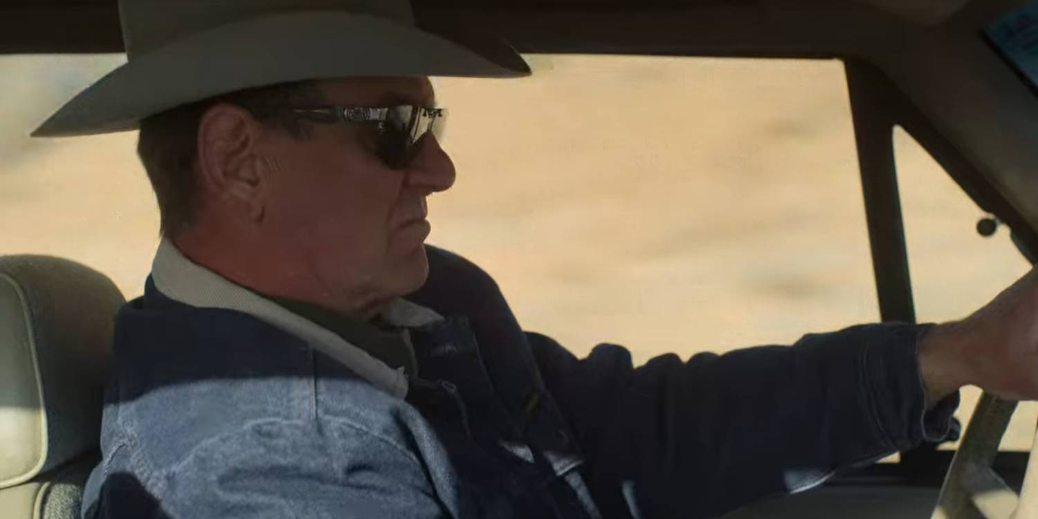 Полицейский в деним и ковбойской шляпе водит машину в Hell Camp: Teen Nightmare.