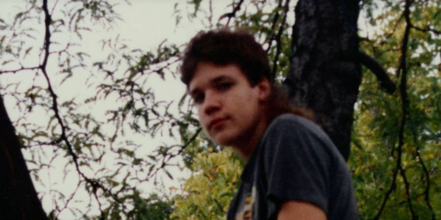 Подросток Мэтью сидит на дереве в Hell Camp.