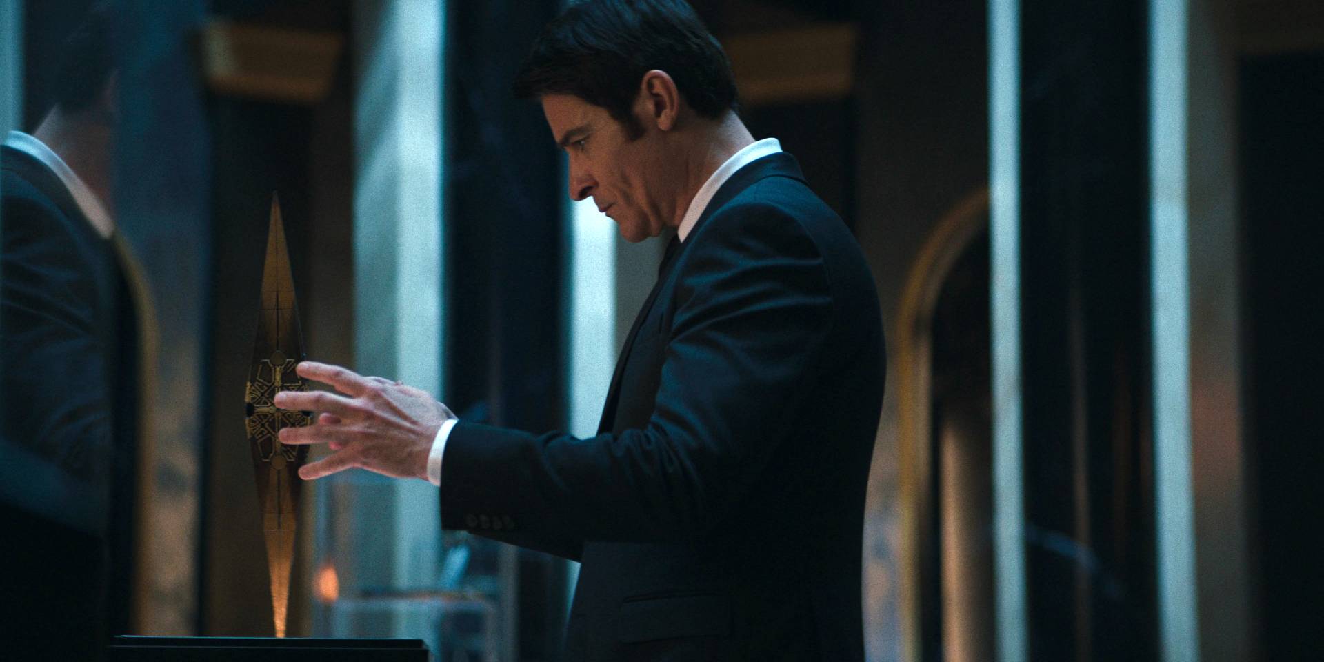 Горан Вишниц в роли Роланда с головоломкой в Hellraiser