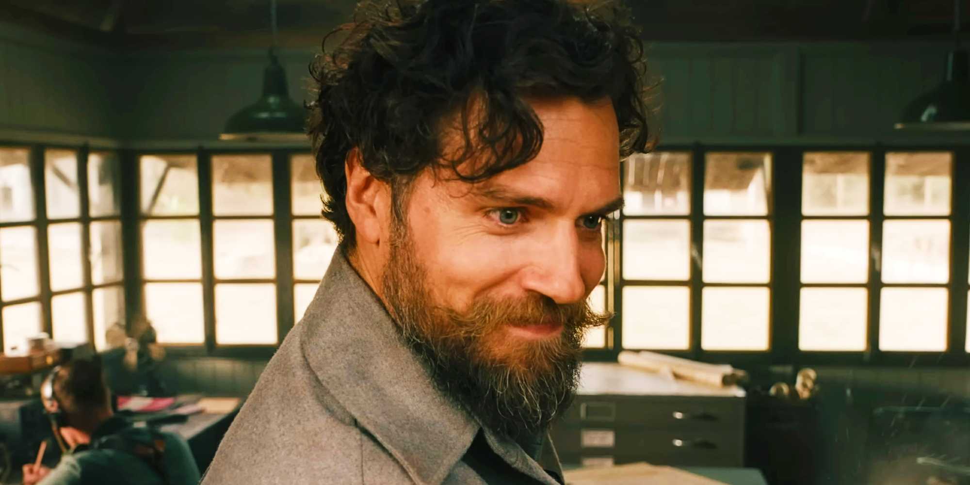 Генри Кэвилл в роли Гаса, ухмыляющегося в фильме "Министерство нечестного поведения"