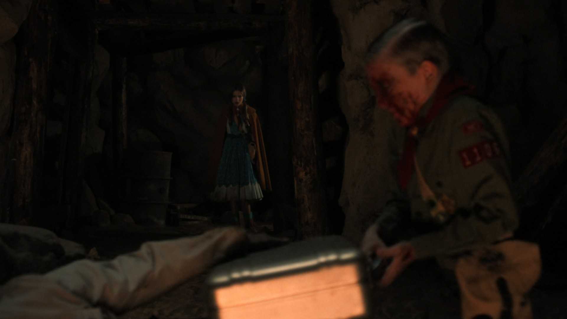 Рафаэль Лус в роли молодого Генри Крила, открывающего сумку перед Нелл Фишер в роли Холли в "Stranger Things".