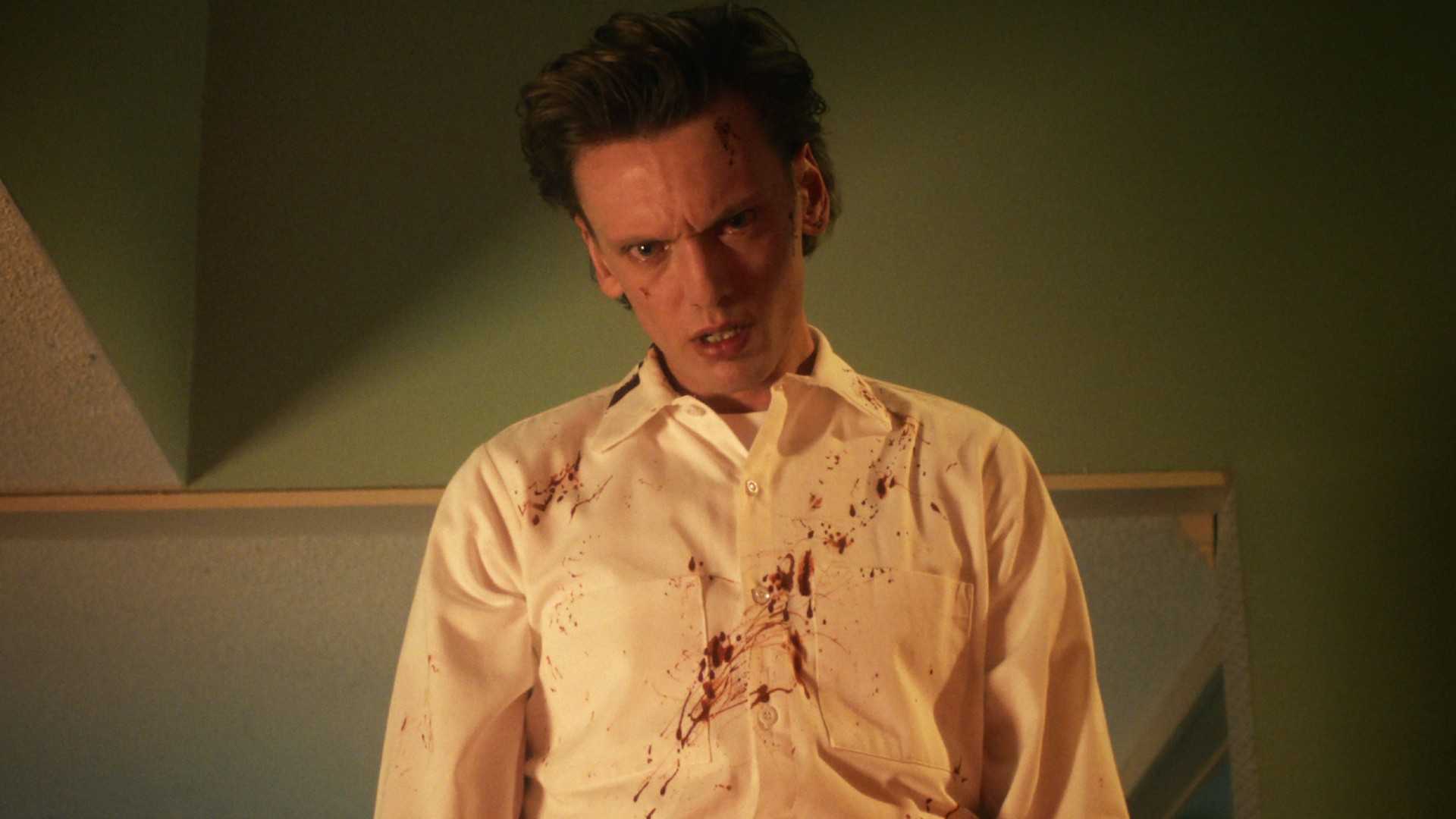 Джейми Кэмпбел Бауэр в роли Генри Крил, идущий по лестнице в 5 сезоне "Stranger Things".