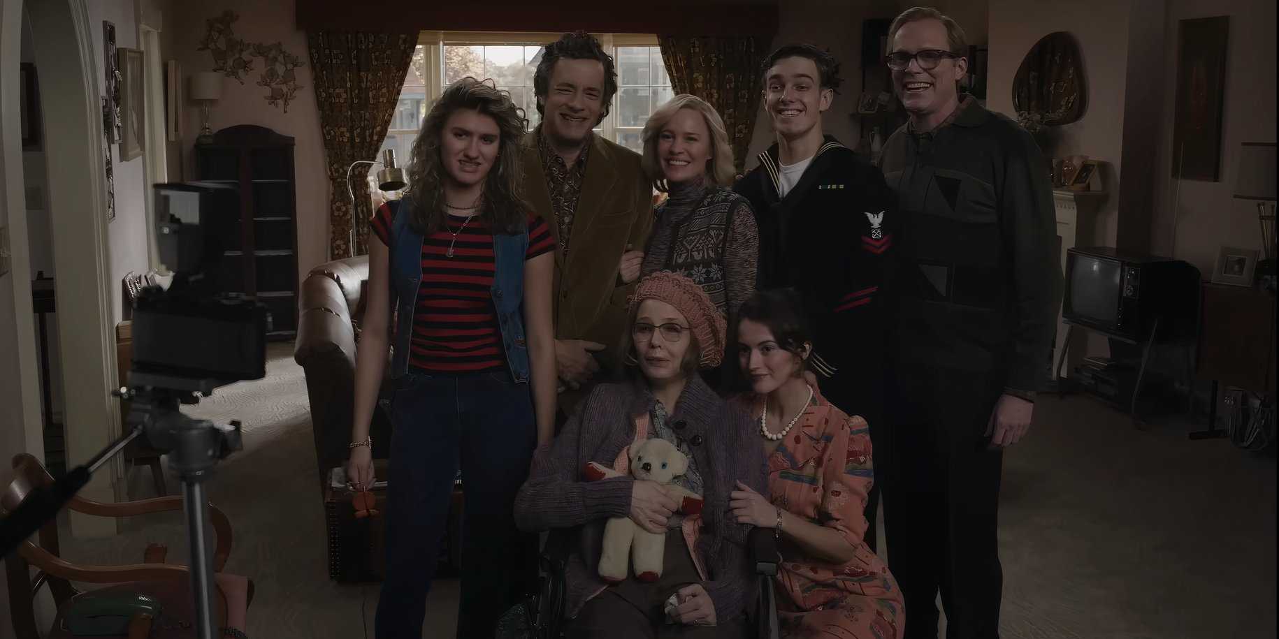 Актеры фильма "Here" 2024 года, позирующие вместе в семейной фотографии