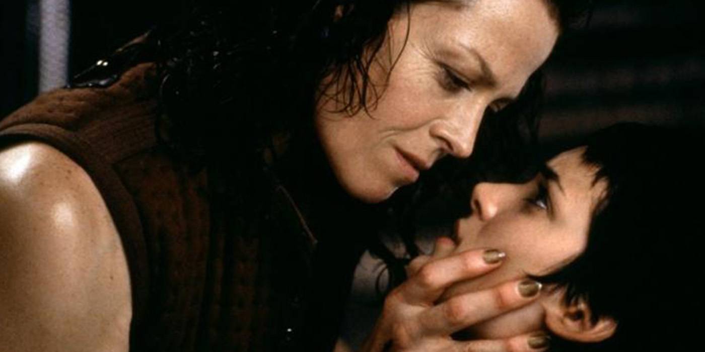 Ripley 8 держит лицо Калла в Alien Resurrection