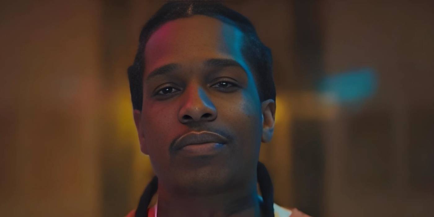 A$AP Rocky, стоящий прямо перед камерой в Highest 2 Lowest