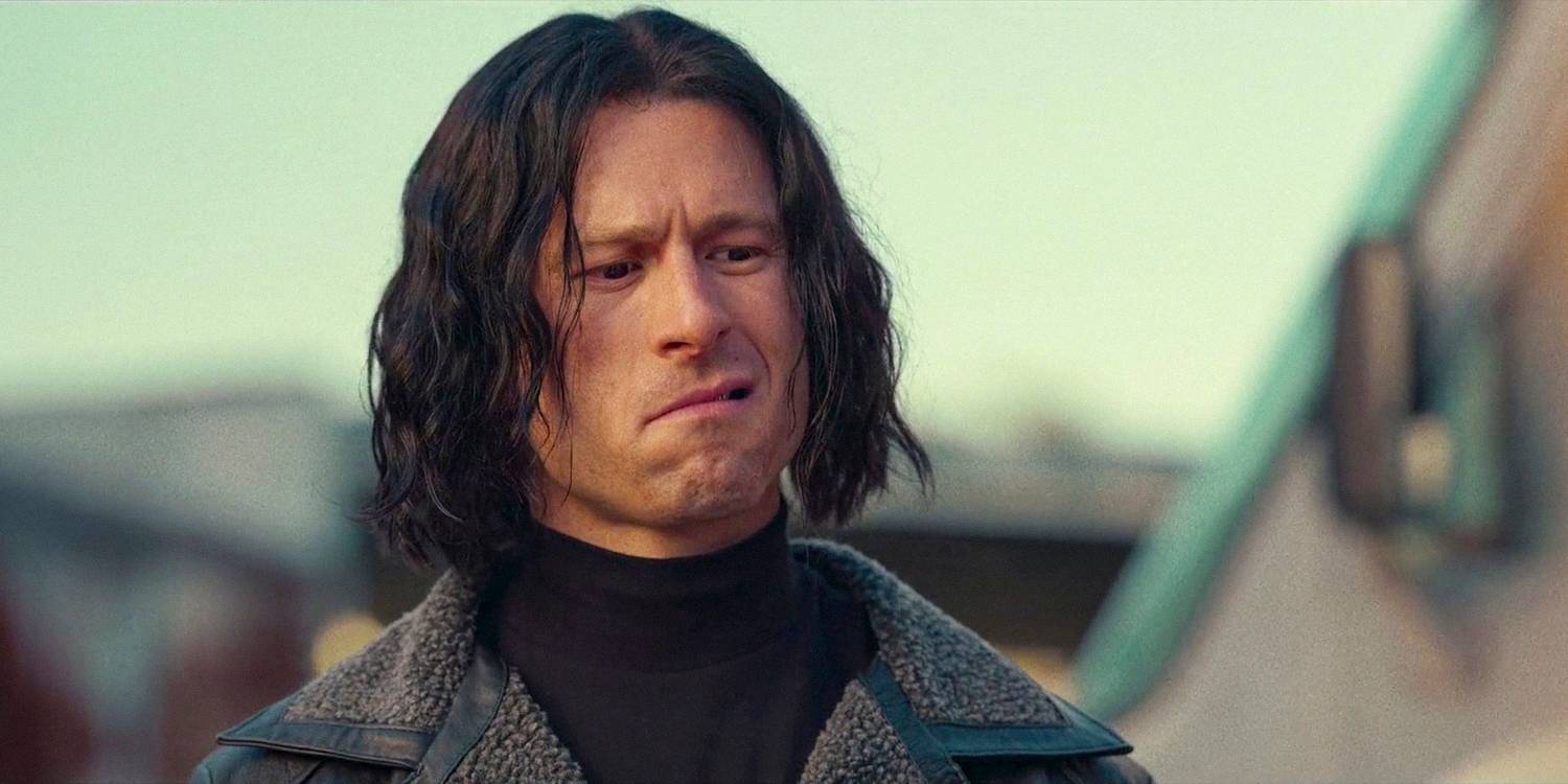 Гэри Джонсон (Глен Поуэлл) в одном из своих вымышленных персонажей, в парике в фильме "Hit Man" (2023)