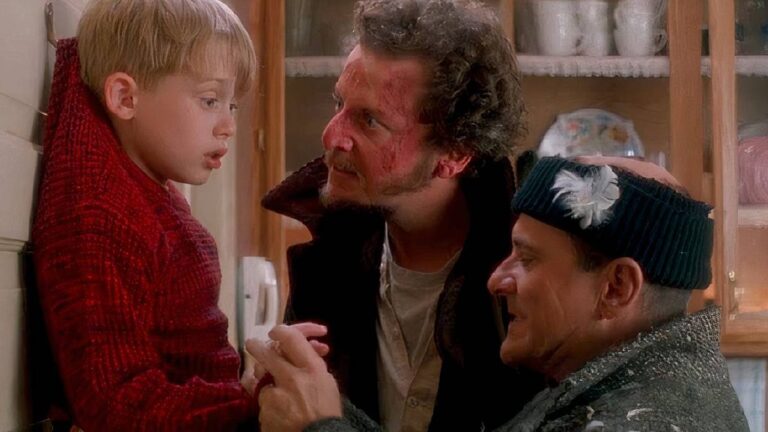 Да, Джо Песчи действительно укусил Маклаула Колкина в «Один дома» — Объяснение «раны» актера.