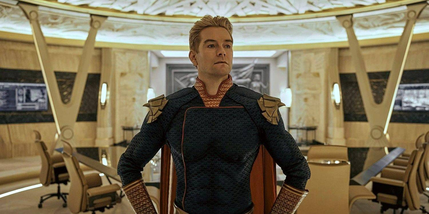 Гомэлендер смотрит по сторонам в комнате с нейтральным выражением лица в *The Boys*