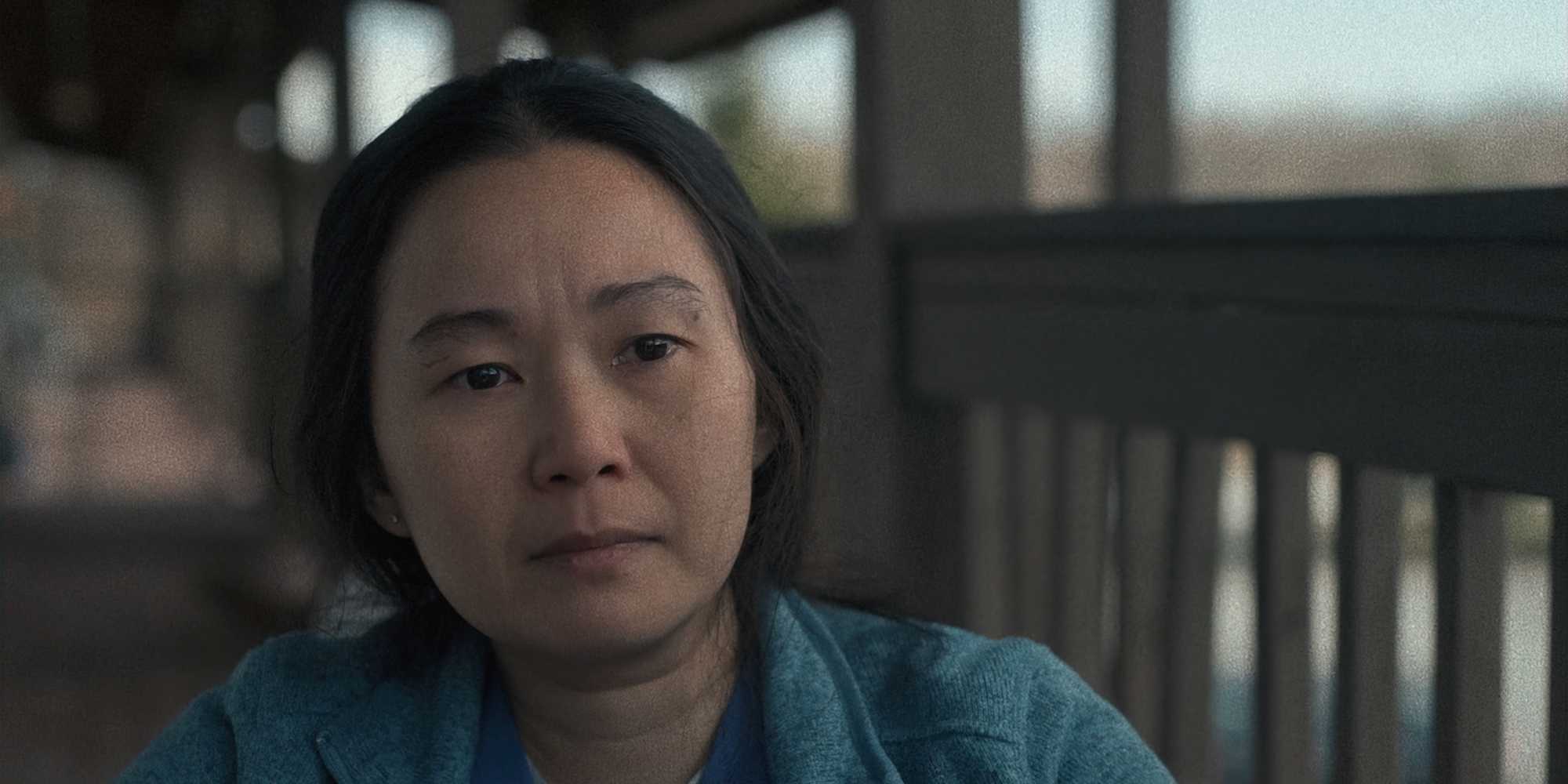 Хонг Чо как Лиз сидит на балконе в фильме "The Whale"