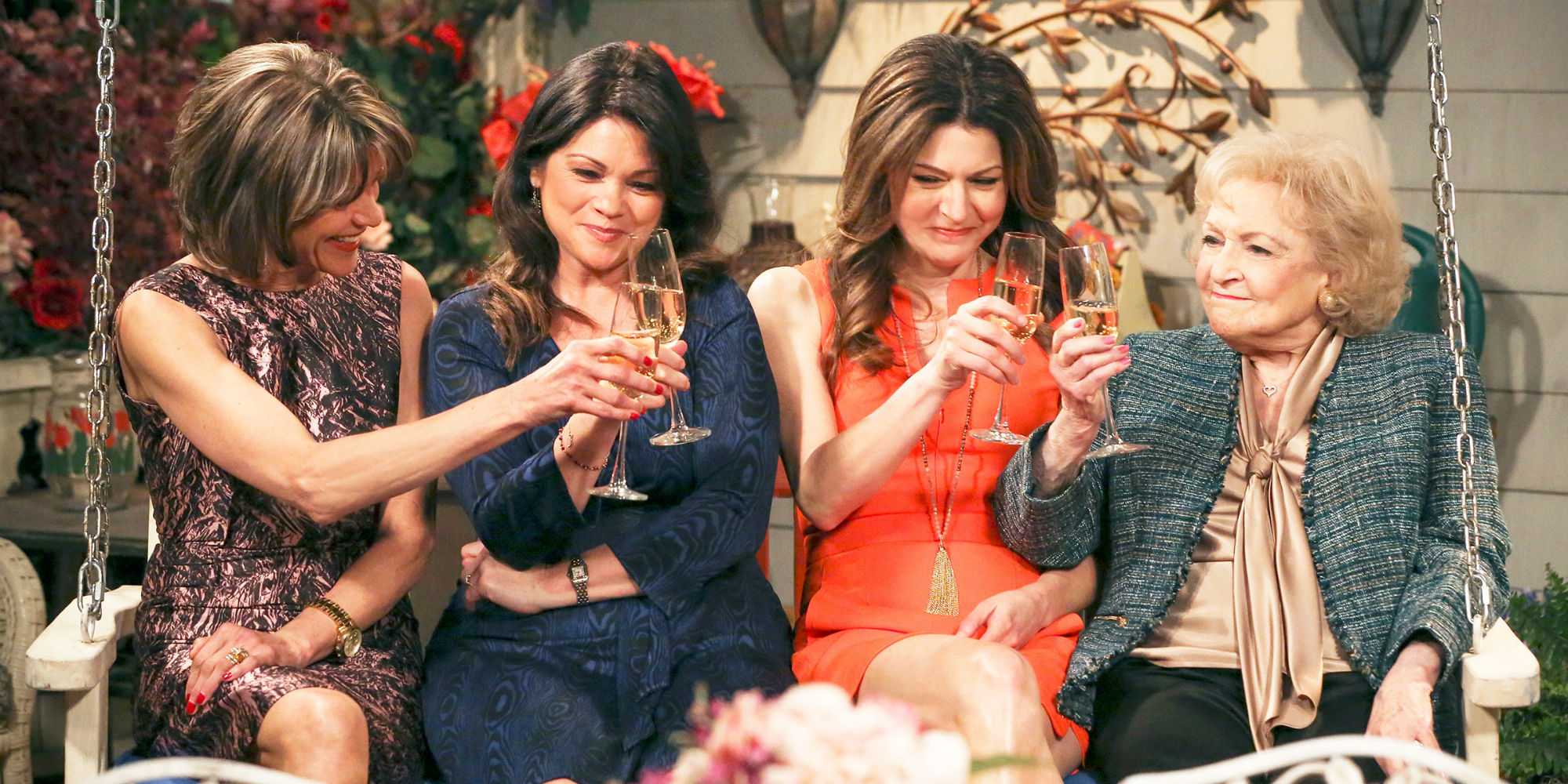 Актеры сериала "Hot In Cleveland" чорят на веранде