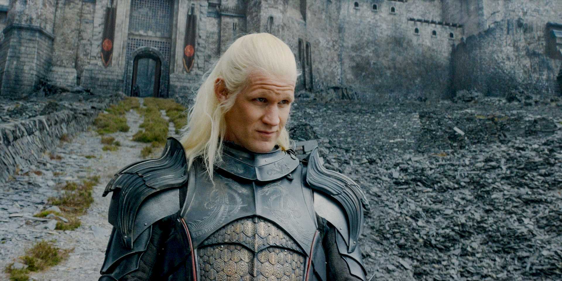 В Харренхале, Дэймон (Мэтт Смит) в броне, готовый к войне в 8-й серии 2-го сезона "Дом дракона"