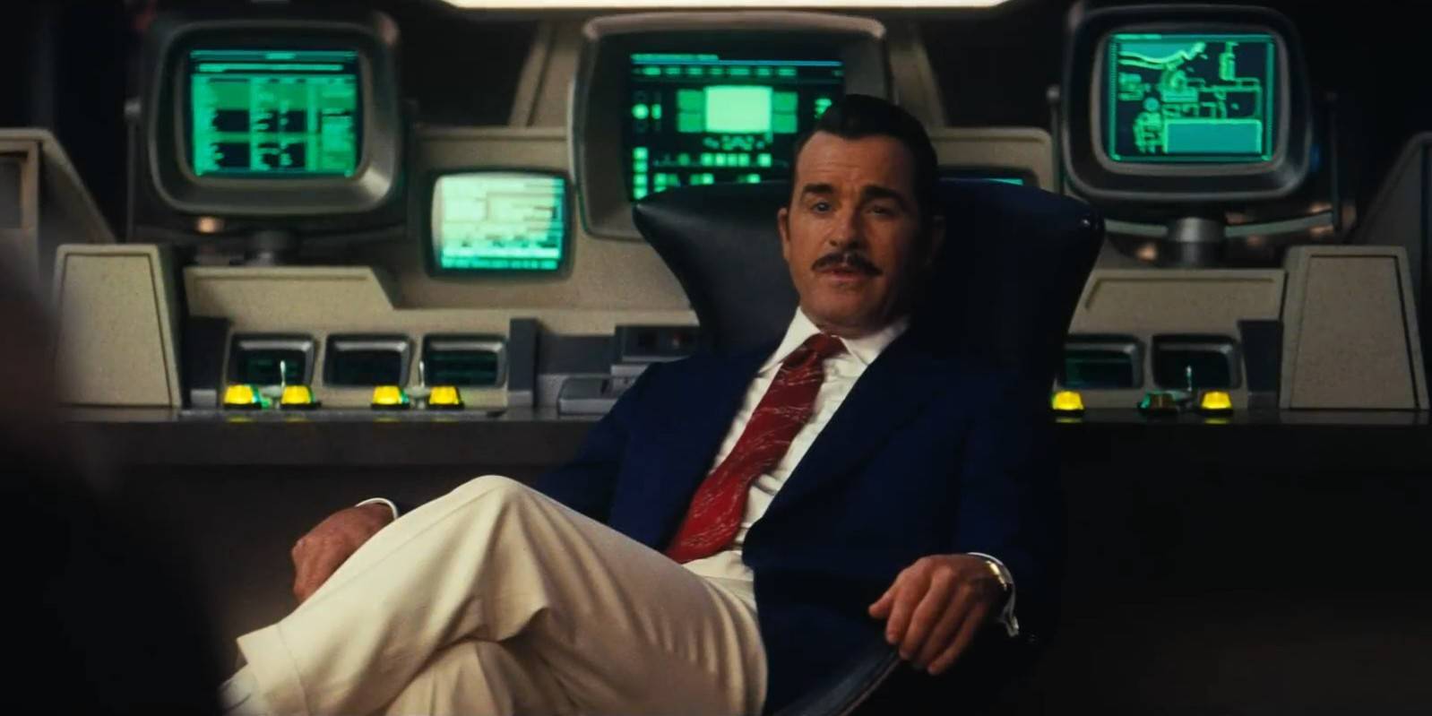 Роберт Хаус (Джстин Теру) сидит перед несколькими компьютерами в титре к 2 сезону Fallout