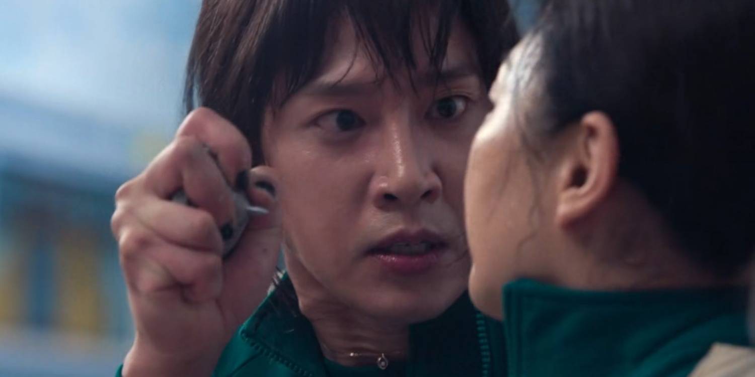 Hyun-ju держит вращающуюся игрушку в Squid Game 2 сезоне