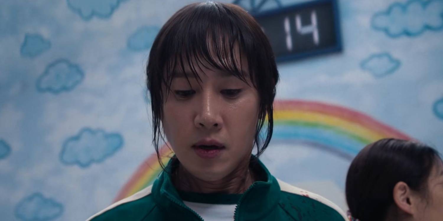 Хён-джу (Пак Сын-хун) смотрит вниз перед игрой в "Джеги" в "Игре в кальмара".