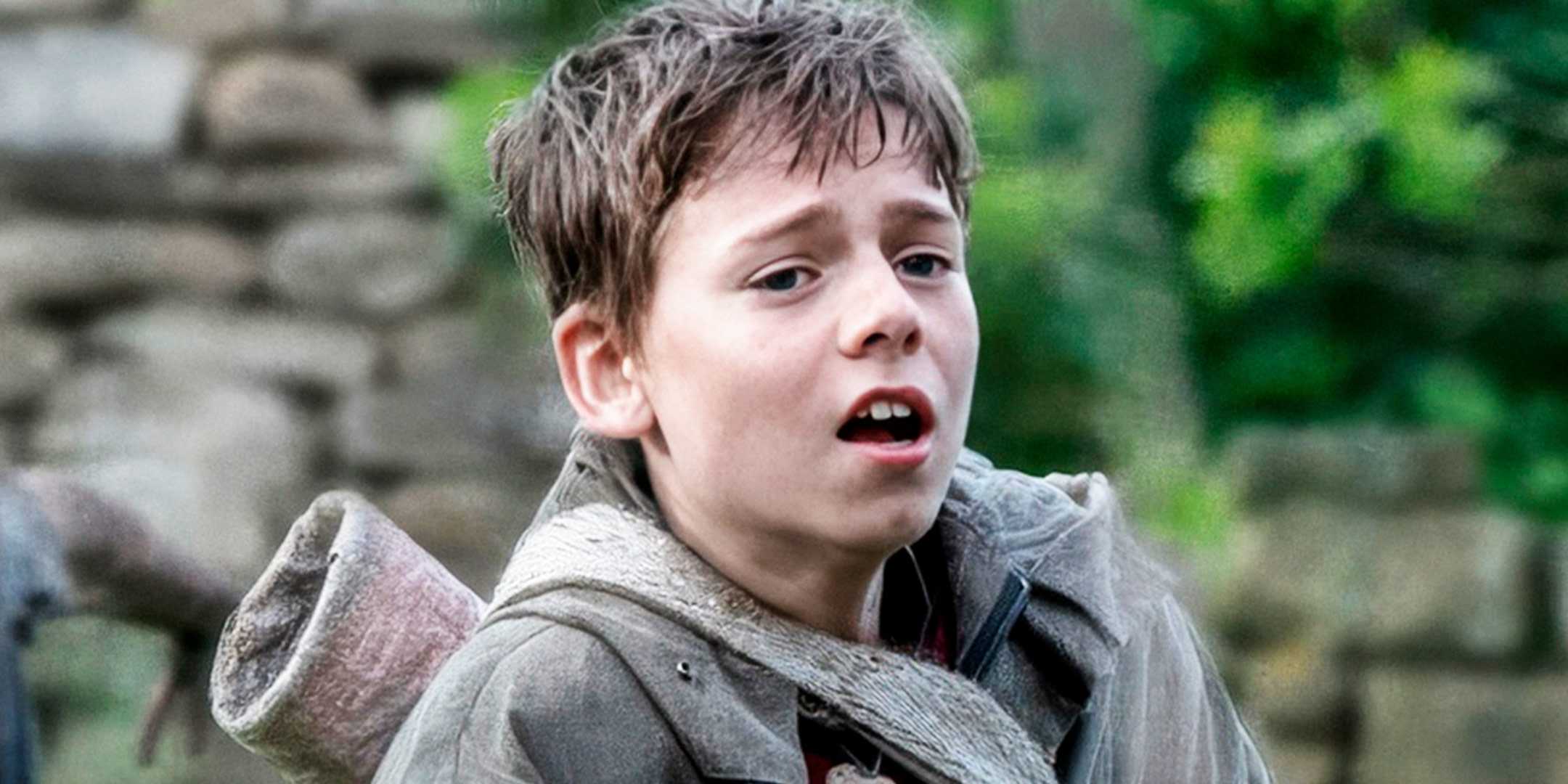 Спик (Альфи Уиллиамс) бежит с выражением отчаяния в фильме *28 лет спустя*