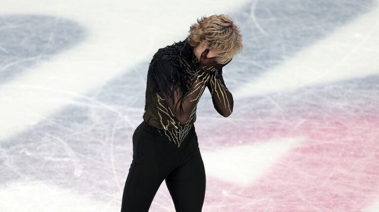 Илья Малинин, известный как «Quad God», потерял шансы на медаль после двух падений на чемпионате мира по фигурному катанию