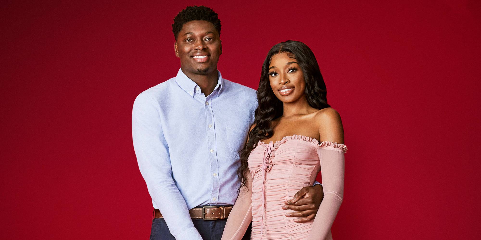 Трей Бёрнсон и Риа Нэлсон из "The Ultimatum" улыбаются перед красным фоном